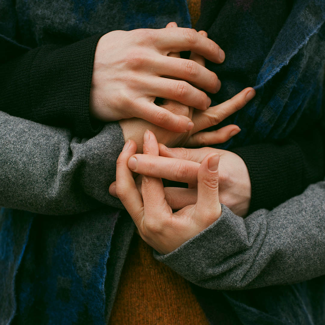 Galeria_0001_vista-cercana-de-la-pareja-cogidos-de-la-mano