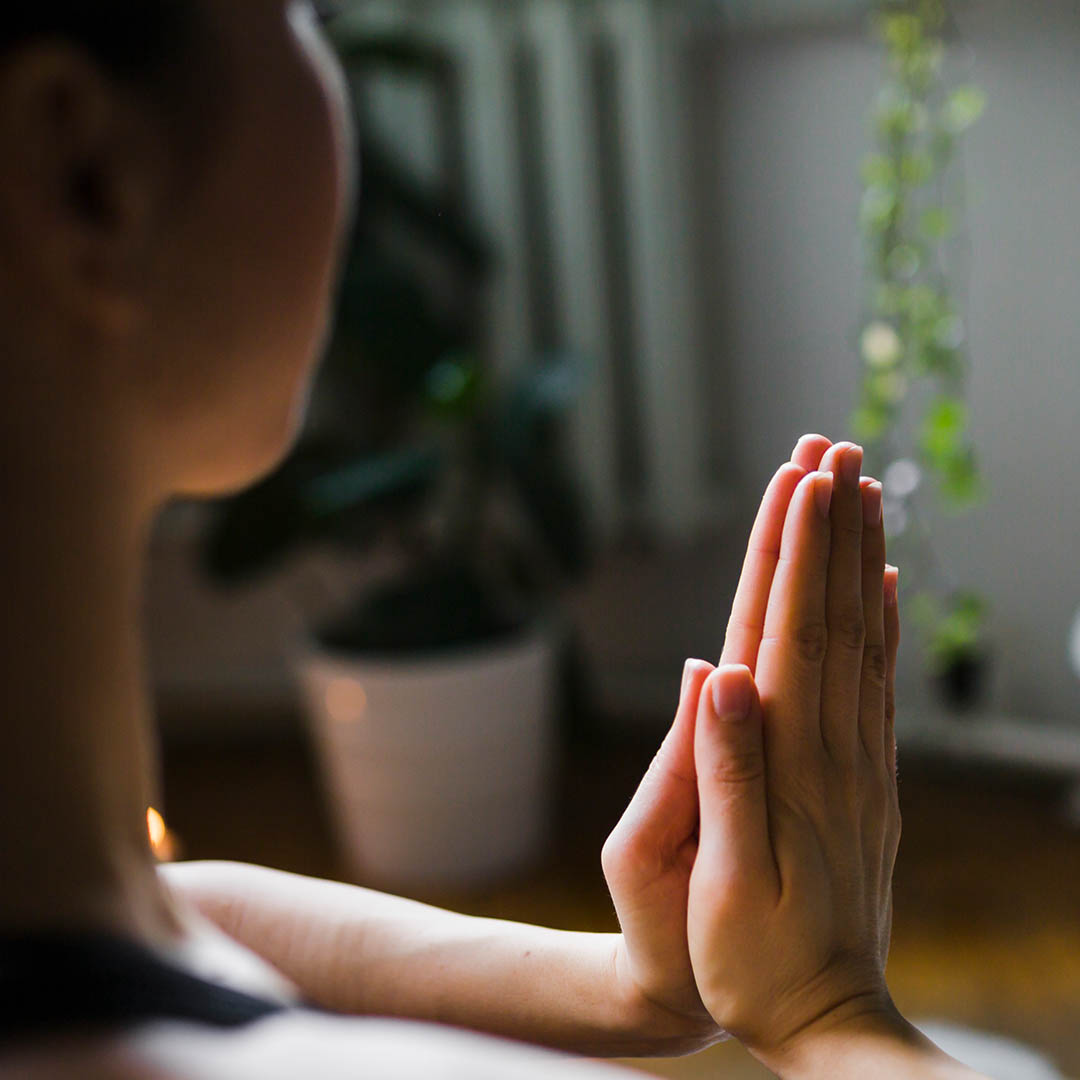 Galeria_0005_mujer-sin-rostro-meditando-en-casa